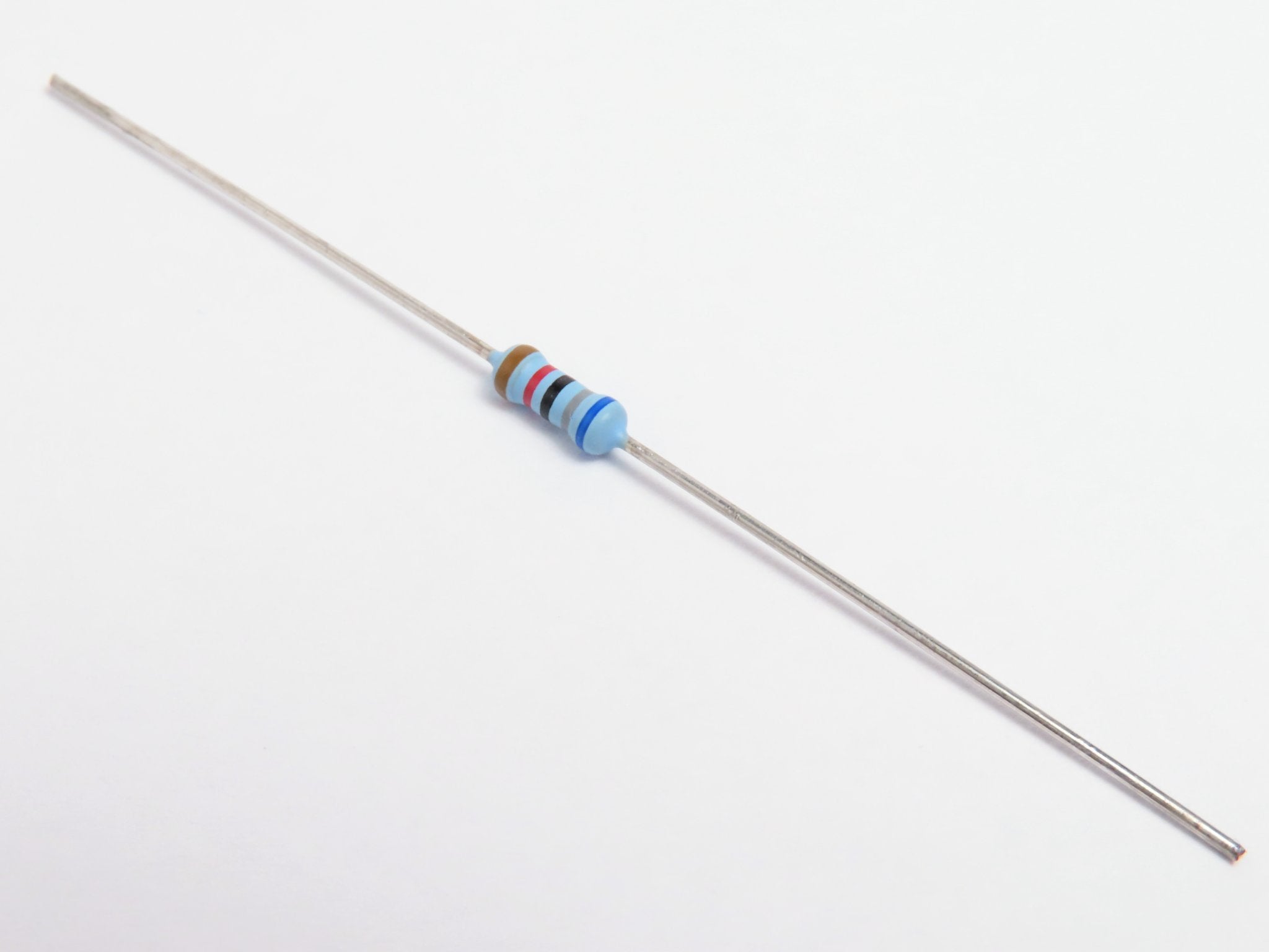 Rezistor 5K6/0,6W (10 ks)